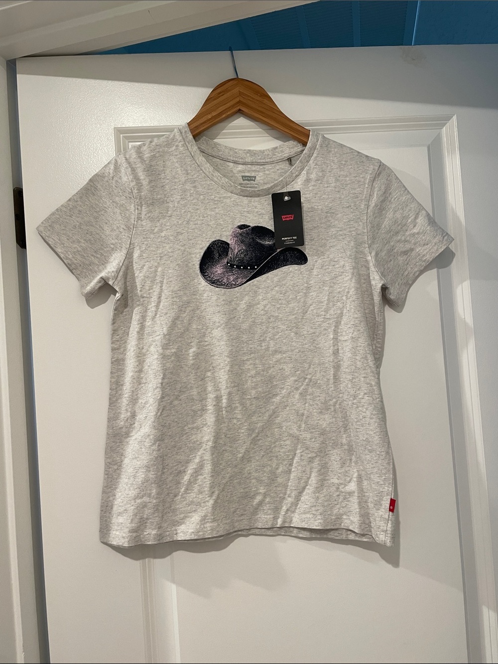 Levi's Light Heather Gray Tee with Black rhinestone Cowboy Hat xs nwt